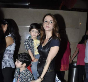 Hrehaan and Hridaan Hrithik Roshan With Mom Suzzane