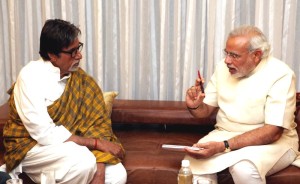 गुजरात के मुख्यमंत्री नरेंद्र मोदी के साथ अमिताभ बच्चन। (फाइल)