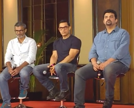 मुंबई में आयोजित प्रेस वार्ता में आमिर ख़ान और फ़िल्म के निर्देशक नितेश तिवारी व प्रोड्यूसर सिद्धार्थ रॉय कपूर।